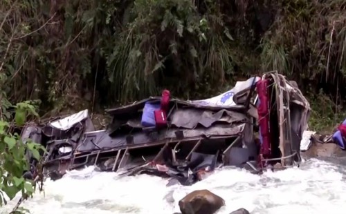 পেরুতে রাস্তা থেকে ৬৫০ ফুট খাদে পড়ল বাস, নিহত ২৫ 