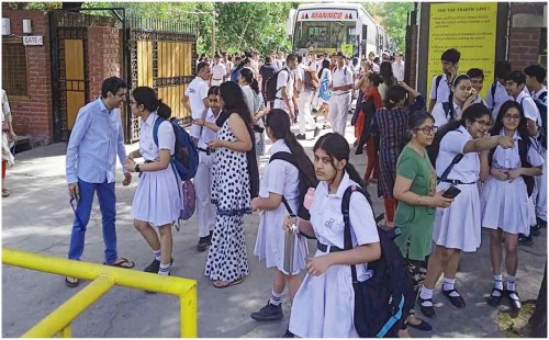 ই-মেইলে বোমার হুমকি, দিল্লিতে বন্ধ প্রায় ১০০ স্কুল 