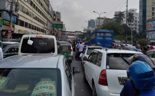 বনানীতে সড়ক অবরোধ, গরম-যানজটে নাভিশ্বাস 