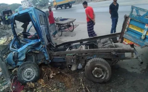 ইউটার্ন নেওয়া পিকআপে বাসের ধাক্কা 