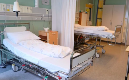 চিকিৎসার অর্থ নেই, আইসিইউতে ঢুকে স্ত্রীকে হত্যা করলেন স্বামী 