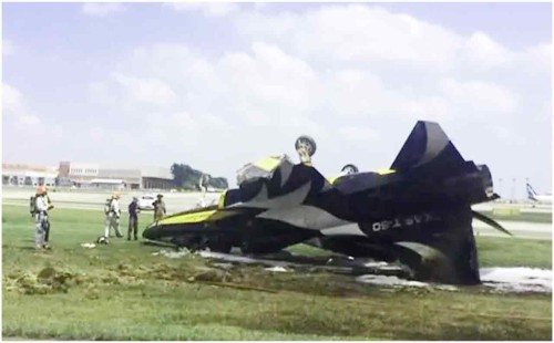 সিঙ্গাপুরে যুদ্ধবিমান বিধ্বস্ত 