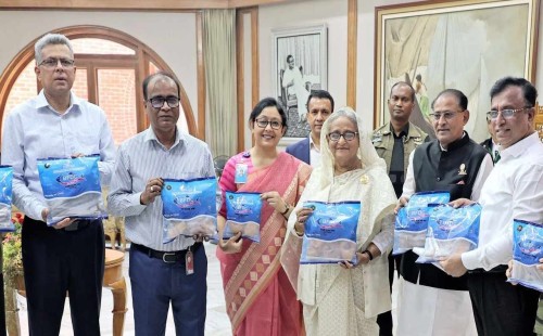 প্রধানমন্ত্রীর কাছে ‘রেডি টু কুক ফিশ’ ও মিল্কিং মেশিন হস্তান্তর 