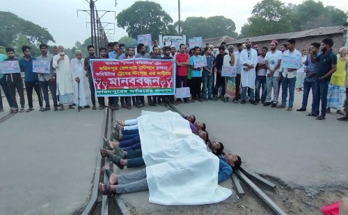 যাত্রাবিরতির দাবিতে কাফন জড়িয়ে ট্রেনের গতিরোধ 