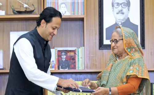 এসএসসি ও সমমান পরীক্ষার ফল তুলে দেয়া হলো প্রধানমন্ত্রীর হাতে 