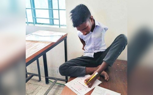 পা দিয়ে লিখে এসএসসি জয় 