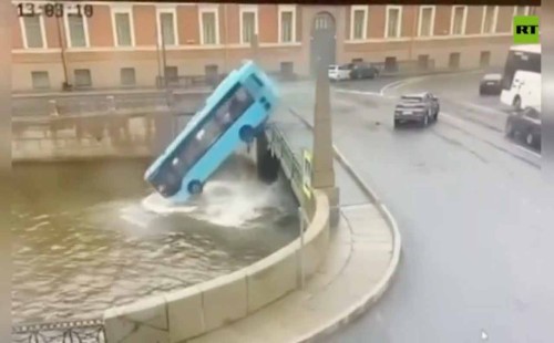 রাশিয়ায় সেতুর রেলিং ভেঙে নদীতে বাস, নিখোঁজ ১১ 