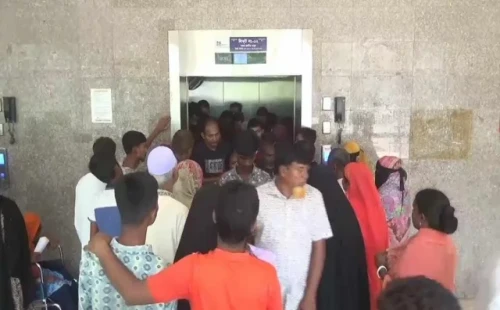 স্বজনদের ধাক্কাধাক্কিতেই আটকে ছিল লিফট,দাবি তাজউদ্দীন মেডিকেলের 