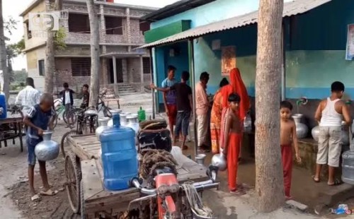 পানি আনতে পাড়ি দিতে হচ্ছে দীর্ঘ পথ 