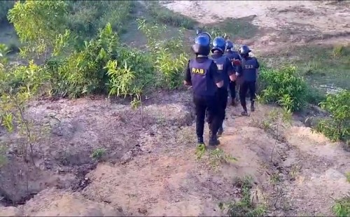 কক্সবাজারে আরসার আস্তানায় র‌্যাবের অভিযান, গোলাগুলি চলছে 