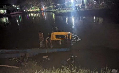 ঘুরতে গিয়ে লরির ধাক্কায় মামা-ভাগ্নে নিহত 