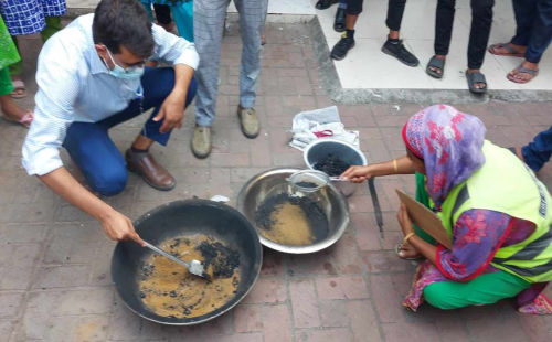 যাত্রীর গায়ের কাপড় পুড়িয়ে মিলল সাড়ে ৪ কোটি টাকার স্বর্ণ 
