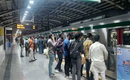 কেন ভুল জায়গায় থামে, মেট্রোরেল 