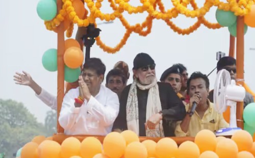 মিঠুন চক্রবর্তীর রোড শোতে বোতল নিক্ষেপ 