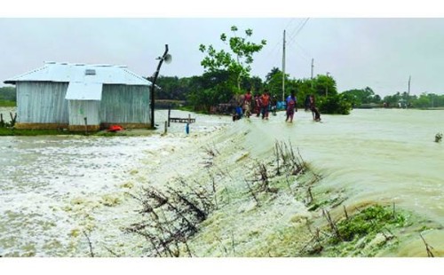উপকূলের বিভিন্ন জায়গায় বেড়িবাঁধ ভেঙে গেছে 