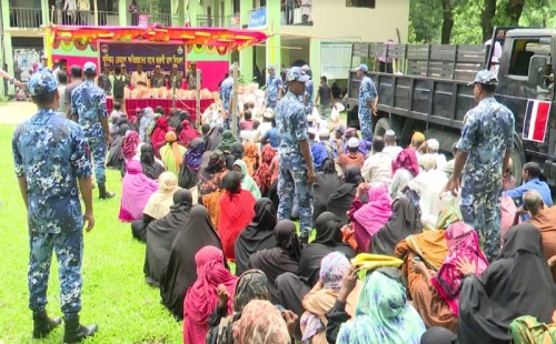 ভোলায় ঘূর্ণিঝড় রিমালে ক্ষতিগ্রস্তদের পাশে দাঁড়ালেন কোস্ট গার্ড 