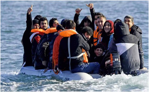 ছোট নৌকায় ইংলিশ চ্যানেল পাড়ির শীর্ষে ভিয়েতনামীরা 