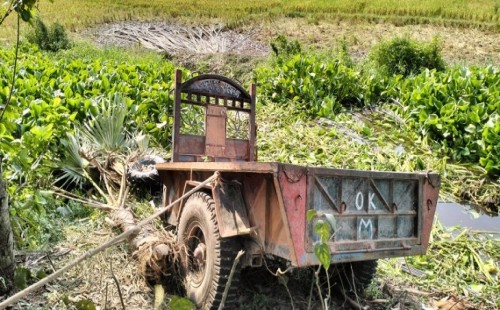 রড বোঝাই ট্রলি উল্টে হেলপারের মৃত্যু 