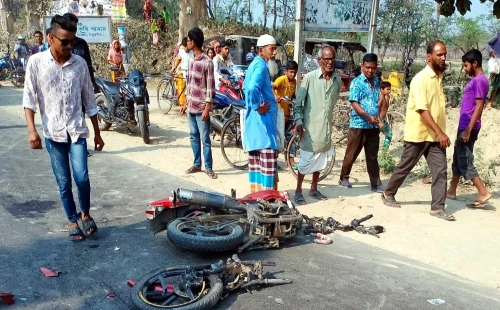 বাসের ধাক্কায় মোটরসাইকেল আরোহী দুই যুবক নিহত 