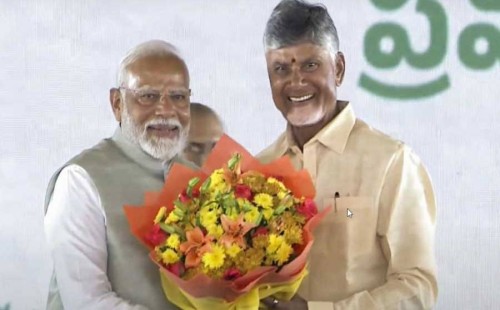 চতুর্থ বারের মতো অন্ধ্রের মুখ্যমন্ত্রী চন্দ্রবাবু, ‘ডেপুটি’ পবন 