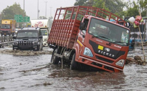 ভাসছে দিল্লি, উত্তর-পূর্ব ভারতে রেড অ্যালার্ট 