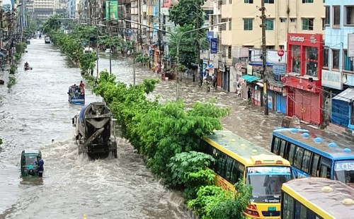 ঢাকায় ভারী বৃষ্টিতে জলাবদ্ধতা, বিপাকে পরীক্ষার্থীরা 