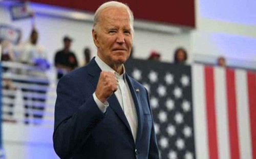 সমর্থকদের উদ্দেশে বাইডেন বললেন- ‘ঠিক আছি’ 