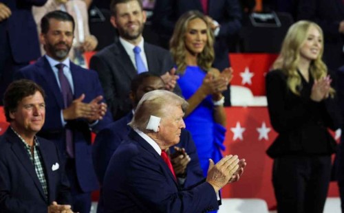 কানে ব্যান্ডেজ নিয়েই কনভেনশনে ট্রাম্প 