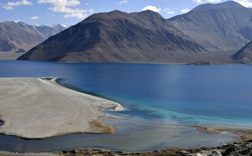প্যাংগং হ্রদের দুই প্রান্তে ট্যাঙ্ক চলাচলের সেতু বানাচ্ছে চীন 