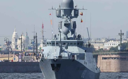 রুশ নৌবাহিনী দিবসে অংশ নিয়েছে ২ শতাধিক যুদ্ধজাহাজ 