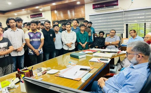 খুবিতে উপাচার্যের পদত্যাগ ঠেকাতে শিক্ষার্থীদের বিক্ষোভ 