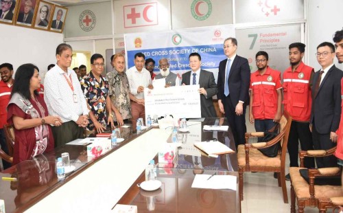 বন্যার্তদের সহায়তায় রেড ক্রিসেন্টকে চীনের ১ লাখ ডলার অনুদান 