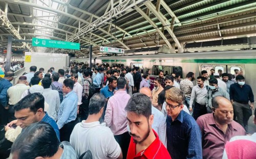 মেট্রোরেল বন্ধে যাত্রীদের ভোগান্তি 