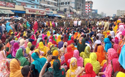 গাজীপুরে শ্রমিক বিক্ষোভের মুখে ১৩ কারখানা বন্ধ 