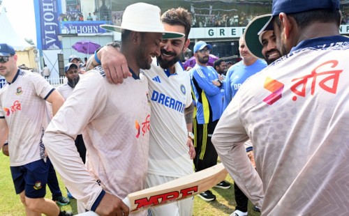 সাকিবকে কোহলির ব্যাট উপহার 