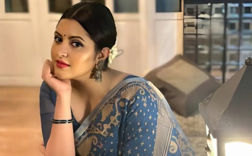 বৃষ্টির দিনে হাসের মাংস রাঁধলেন পরীমনি 