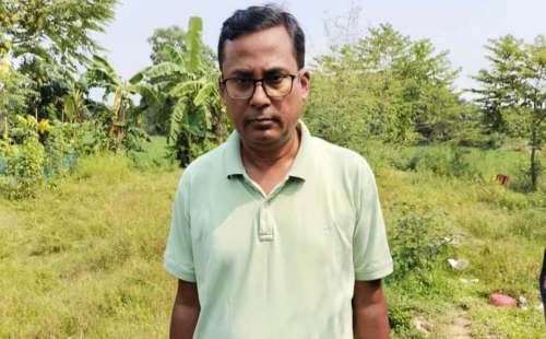 ভারতে পালাতে গিয়ে সচিব আটক 