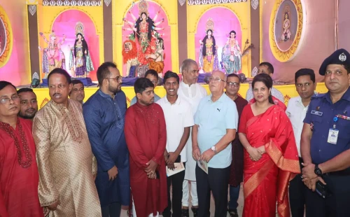 চট্টগ্রামের পূজামণ্ডপে উপদেষ্টা ফারুক-ই-আজম 