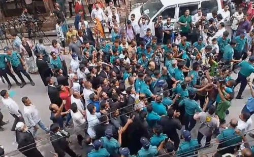 আদালতে আওয়ামীপন্থি আইনজীবীদের বিক্ষোভ 