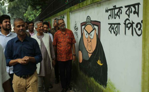 ঢাবি ঘুরে বিপ্লবীদের গ্রাফিতি দেখলেন ড. ইউনূস 