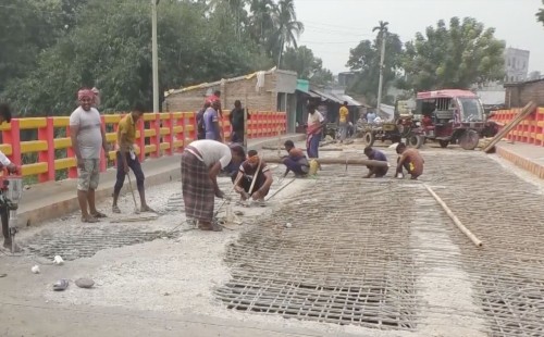 চলাচলের ৬ মাসেই ধসে পড়ল সেতুর পাটাতন, দায় নেবে কে? 