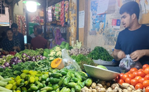 ‌‘দুই-তিনটা সবজি কিনলেই ৫০০ টাকা শেষ’ 
