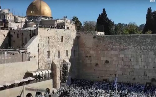 পবিত্র আল আকসা প্রাঙ্গণে উপাসনা করছে ইহুদিরা! 