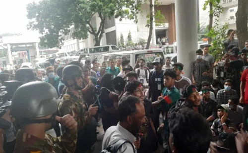 পুলিশের বাধা উপেক্ষা করে সচিবালয়ে শিক্ষার্থীরা 