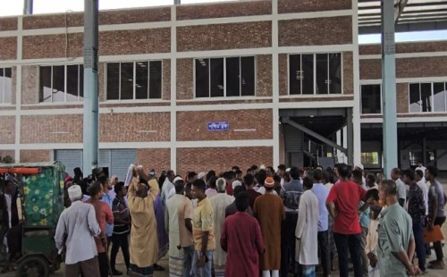 শেখ হাসিনা ও তার পরিবারের প্লট বাতিলের দাবিতে রাজউকের কার্যালয় ঘেরাও 