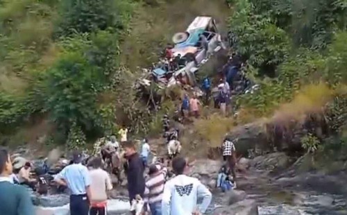 ভারতে ৬৫০ ফুট গভীর খাদে বাস, নিহত ২৩ 