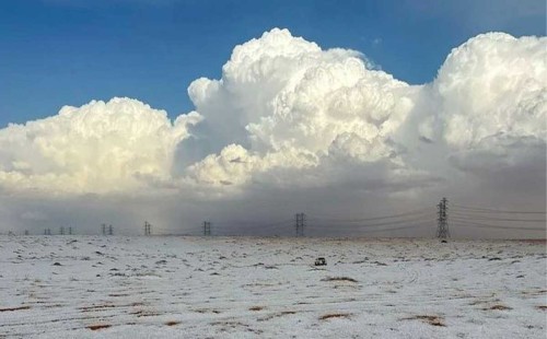 বরফ-শিলায় ঢেকে গেছে সৌদির মরুভূমি 