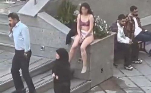 পোশাক খুলে প্রতিবাদী তরুণীর মুক্তি চেয়ে ইরানে বিক্ষোভ 