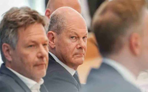 অর্থমন্ত্রীকে বরখাস্ত করলেন শুলৎস 