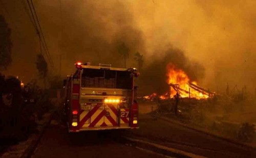 ক্যালিফোর্নিয়ার দাবানলে পুড়ছে হাজারো বাড়িঘর 